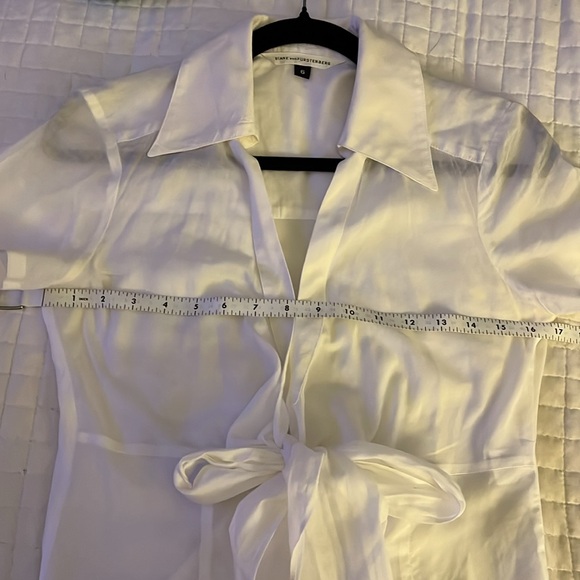 Diane vonFurstenberg Size 6 white cotton short, sleeved blouse - Picture 3 of 7